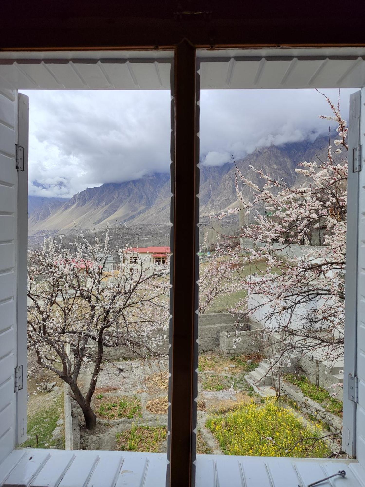 Hunza Lounge Hotell Karimabad  Exteriör bild